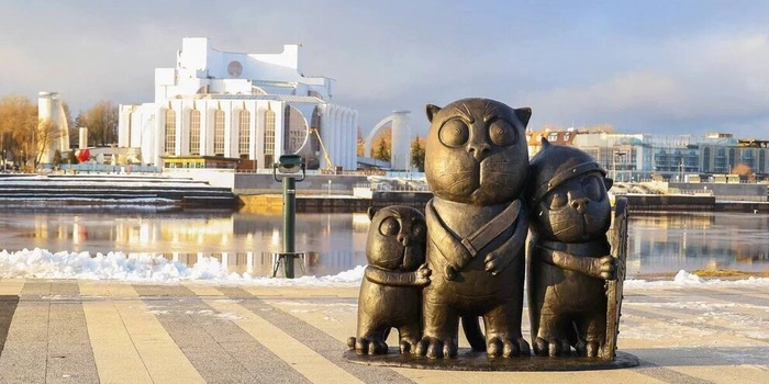 Три кота: на набережной Великого Новгорода появилась забавная скульптура
