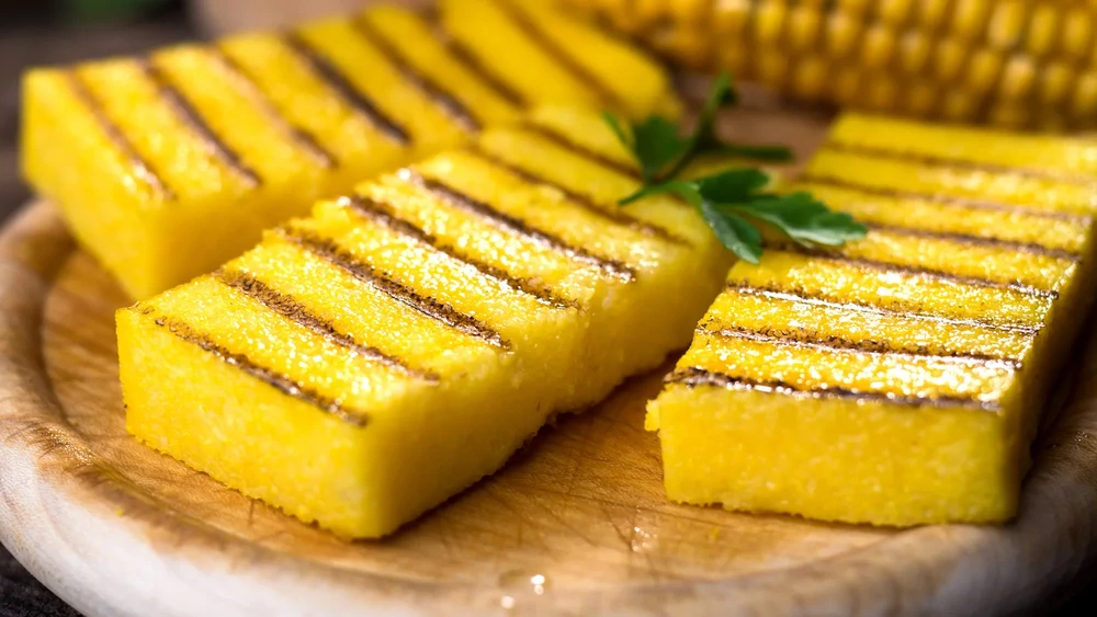Italiýan çöregine meňzeş: polenta tagamyny taýýarlamak ýeňil