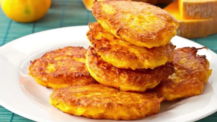 Пряные тыквенные оладьи с освежающим соусом