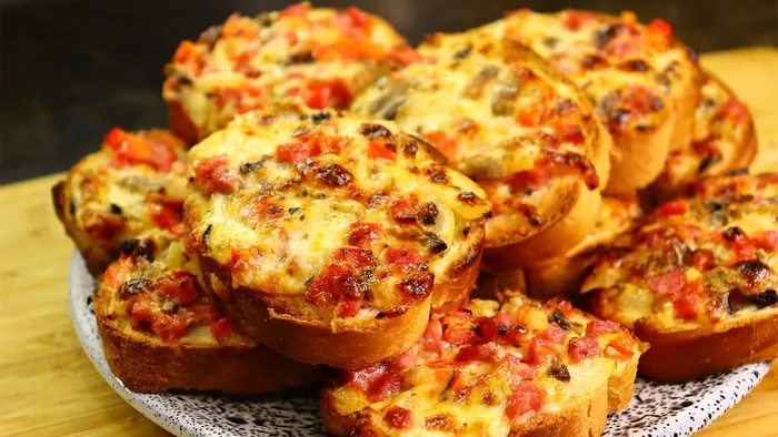 Maşgala üçin kiçi pizzalar: peýnirli we pomidorly lezzet