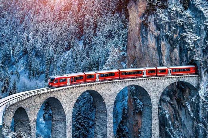 Gyrmyzy syýahatçylyk otlusy: «Bernina Express»