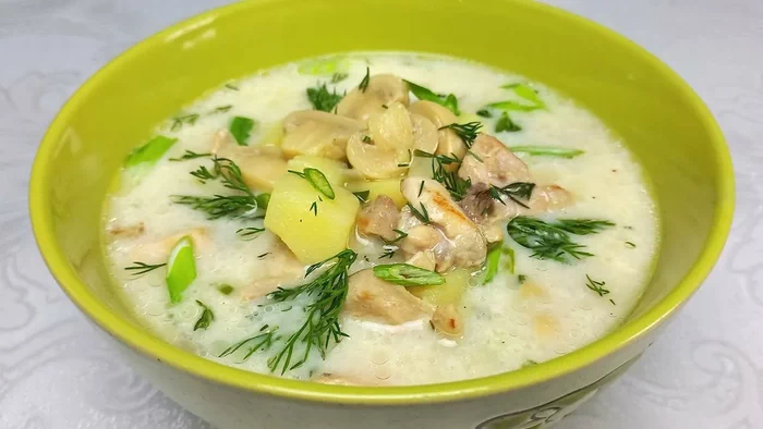 Куриный суп с шампиньонами и сливками