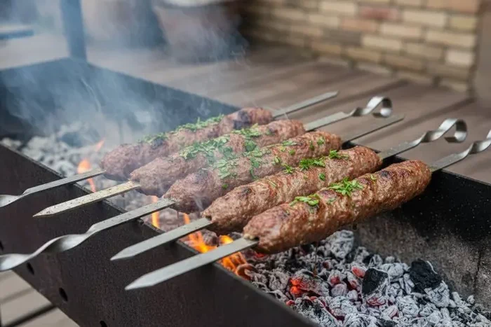 Lüle kebap: eti çişde berk saklamagyň 5 syry!