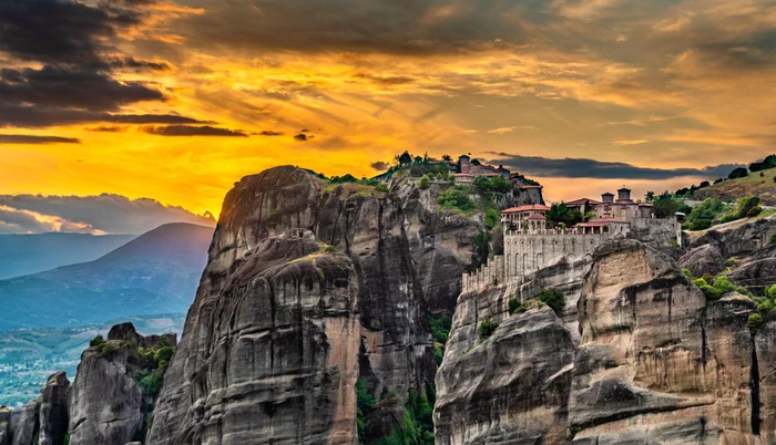 Gaýalaryň depesindäki monastyrlar: «Meteora»