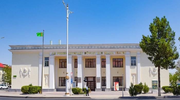 A.S.Puşkin adyndaky döwlet rus drama teatry aşgabatlylary we paýtagtymyzyň myhmanlaryny sentýabrda boljak spektakllaryna çagyrýar