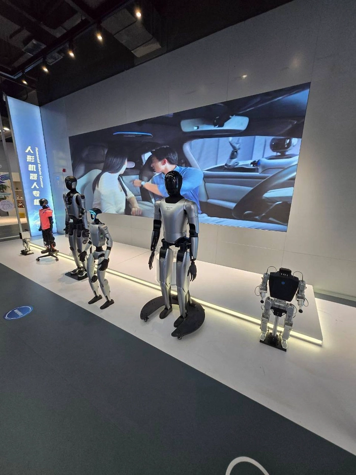 Dünýäde adama meňzeş robotlaryň ilkinji dükany açyldy