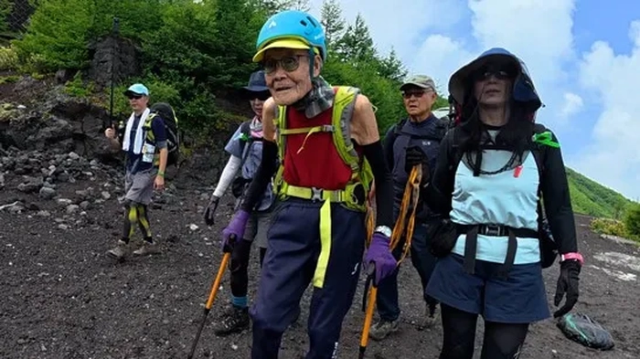 102 ýaşyny arka atan ýaşuly Fudziýama belentligine çykdy we Ginnesiň rekordlar kitabyna girdi
