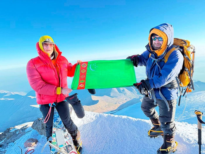 Türkmenistanyň Döwlet baýdagy Elbrus belentliginde galdyryldy