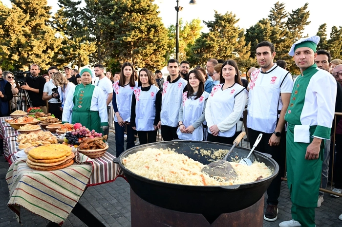 Bakuwda türkmen aşhanasynyň hem-de aýdym-saz sungatynyň mirasy hödürlendi