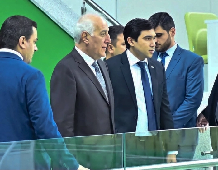 Ermenistanyň Prezidenti Aşgabadyň Olimpiýa şäherçesiniň Tennis toplumy bilen tanyşdy