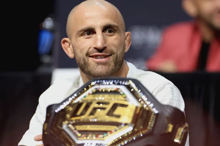 «UFC 325»: Wolkanowski ýarym ýeňil agramda braziliýaly Lopesi ýeňip, çempionlyk derejesini gorady