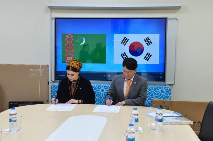 Koreýa Respublikasy türkmen diplomatlarynyň bilim ojagyna tehniki enjamlary we esbaplary gowşurdy