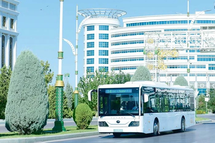 Движение транспорта на проспектах Сапармурата Туркменбаши и 10 ýyl Abadançylyk, а также на улицах Ататюрка и Огузхана будет временно ограничено