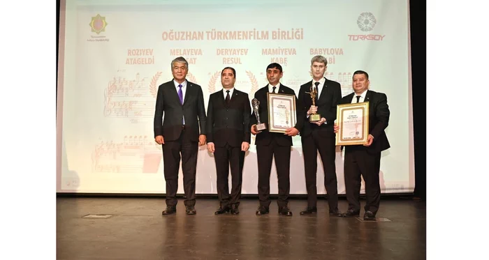 «Kompozitor» filmine TÜRKSOÝ-yň ýörite baýraklary gowşuryldy