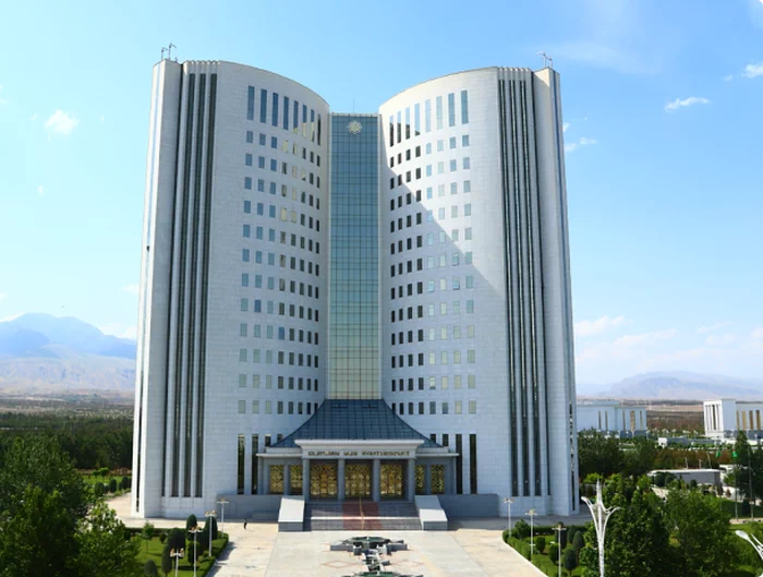 Türkmenistanyň Bilim ministrligi Rumyniýanyň ýokary okuw mekdeplerinde okamak boýunça seçip alyş işini geçirýär