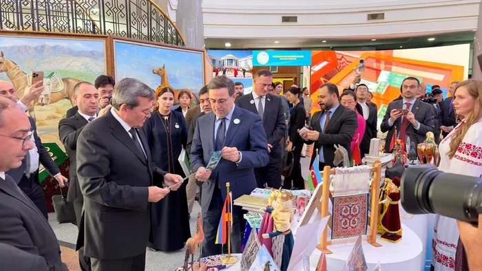 Azerbaýjanyň ilçihanasy Türkmenistanda diplomatik işgärleriň güni mynasybetli geçirilen halkara sergä gatnaşdy