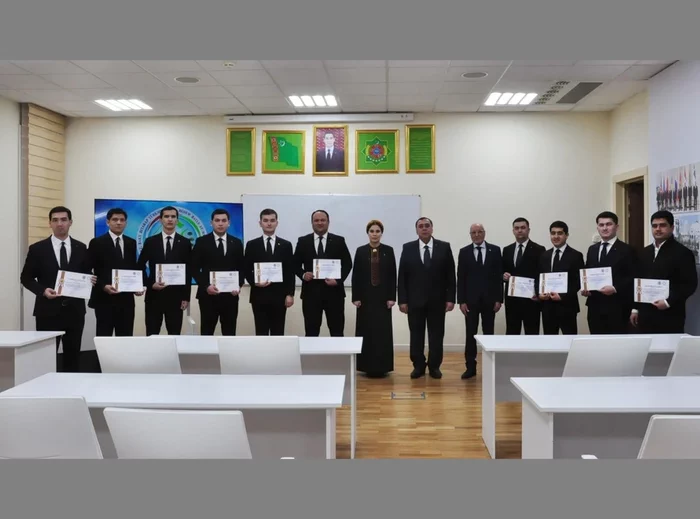 «Diplomatik protokol» ýöriteleşdirilen okuw merkezini tamamlaýan uçurymlara şahadatnamalar gowşuryldy