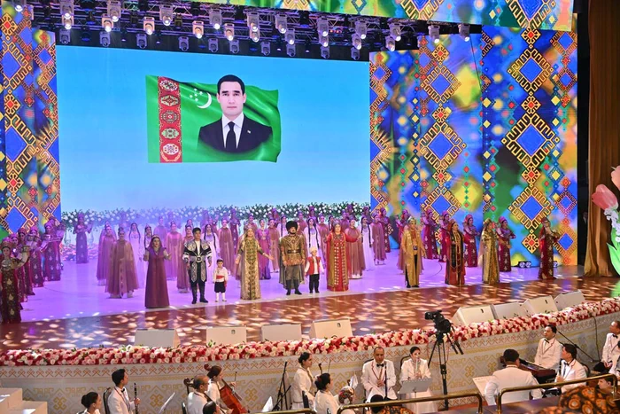 Mukamlar köşgünde Halkara zenanlar gününe bagyşlanan baýramçylyk konserti geçirildi