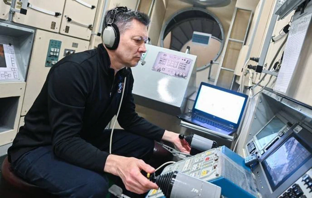 Oleg Kononenko «Прогресс» gämisini Halkara kosmos stansiýasy bilen elde utgaşdyrmak boýunça başarnyklaryny kämilleşdirdi
