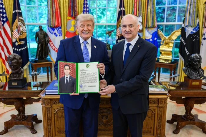 Türkmenistanyň ilçisi ABŞ-nyň Prezidenti Donald Trampa ynanç hatyny gowşurdy