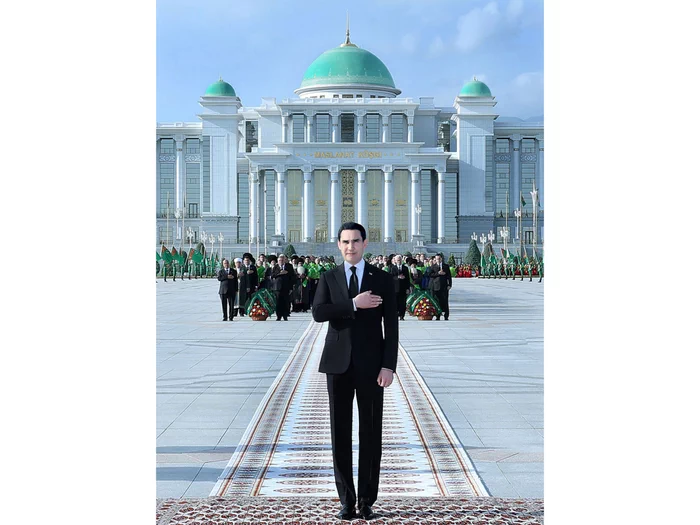 Президент Туркменистана принял участие в праздничных мероприятиях по случаю Дня Конституции и Государственного флага страны