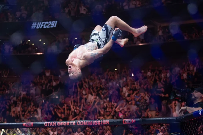 Ak tamda Iliýa Topuriýany ýeňlişe sezewar eden Jastin Getji ýeňil agramda UFC-niň çempiony boldy
