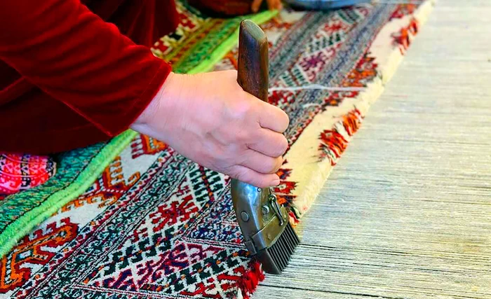 Ковровщицы Кызыларбата соткут ковёр-великан к 35-летию Независимости Туркменистана