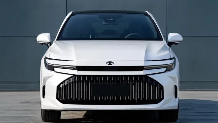 «Toyota» kompaniýasy «Avalon» modeline «Camry» we «Crown» kysymlarynyň stilini berdi