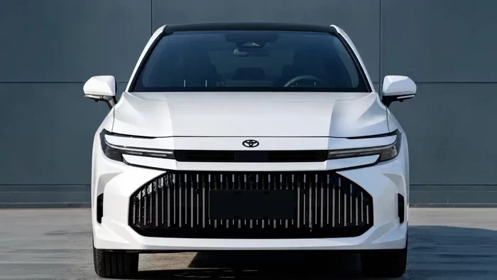 Флагман со стилем Crown: Toyota представила обновленный седан Avalon