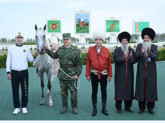 В предгорьях Копетдага состоялось открытие Ахалтекинского конного комплекса Президента Туркменистана
