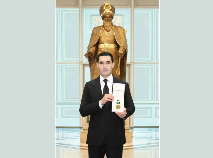 Döwlet Baştutanymyza Türkmenistanyň Garaşsyzlygynyň 35 ýyllygyna bagyşlanan ýubileý medal gowşuryldy