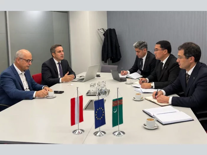 TDHÇMB-niň wekiliýeti Wena şäherinde iş saparynda boldy