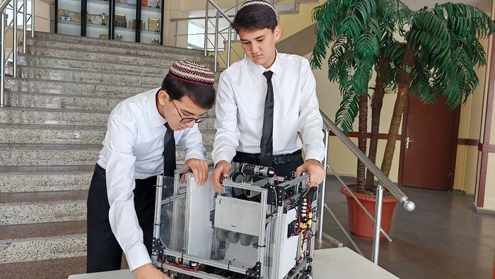 Mekdep okuwçylarymyz robototehnika boýunça halkara bäsleşikde çykyş ederler