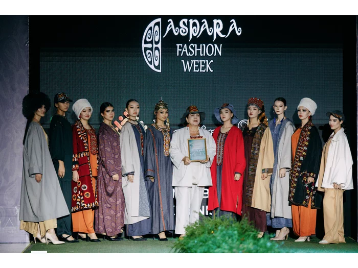 Традиции в новом стиле: туркменский дизайнер Елена Аннабердыева на ASPARA FASHION WEEK