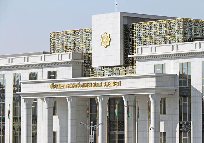 Türkmenistanyň Prezidenti Ministrler Kabinetiniň nobatdaky mejlisini geçirdi